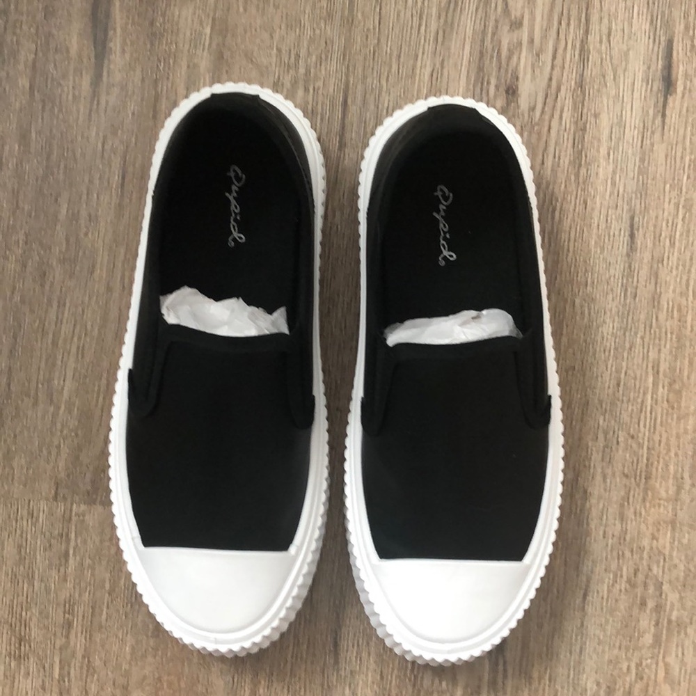 Mizar slip on platform style shoe, size 8
